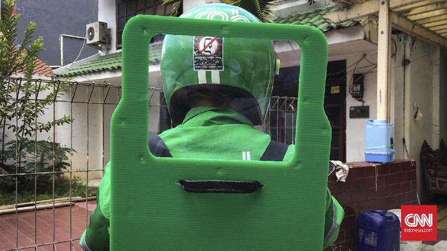 Sekat plastik menjadi salah satu upaya pencegahan penularan wabah corona (Covid-19) sehingga pegendara dan penumpang ojek online (ojol) tidak bersentuhan langsung.