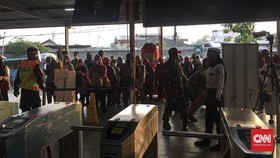 Warganet Keluh Antre Panjang di Stasiun KRL dan Gerbong Penuh
