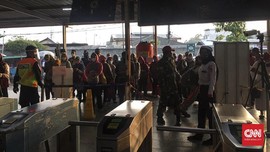 Warganet Keluh Antre Panjang di Stasiun KRL dan Gerbong Penuh