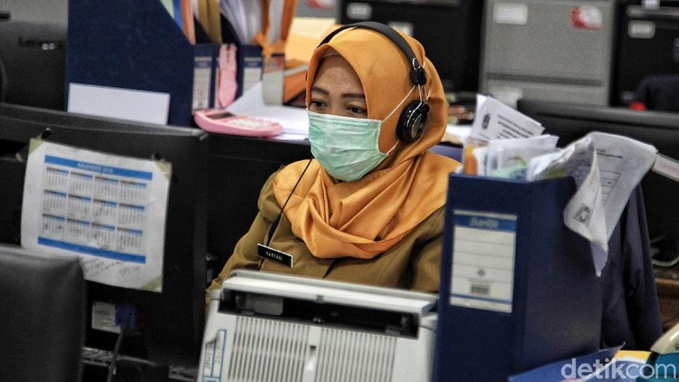 Para PNS di lingkungan Pemkot Jakarta Utara kembali beraktivitas di masa PSBB transisi. PNS yang masuk kantor hanya 50 persen, sisanya tetap bekerja dari rumah.