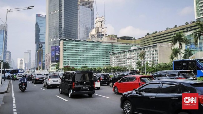 Dinas Perhubungan DKI Jakarta resmi melakukan uji coba rekayasa lalu lintas di Bundaran Hotel Indonesia, Jakarta Pusat, sore ini, 16.00-21.00 WIB, Senin (4/7).
