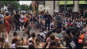 VIDEO: Wali Kota Minneapolis Dicemooh Para Pedemo Floyd