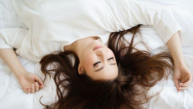 Bagi sebagian orang, bantal menjadi penunjang kenyamanan saat tidur. Namun, tidak sedikit pula yang merasa lebih nyaman tanpa bantal.