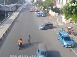 Viral Aksi Bahaya Pria Berjalan di Keramaian Lalin Gajah Mada, Ini Kata Polisi