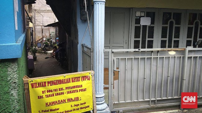 RT 06 RW 02, Kelurahan Petamburan, Jakarta Pusat melakukan pembatasan sosial skala lokal (PSBL) usai delapan orang warganya dinyatakan positif virus corona (Covid-19).