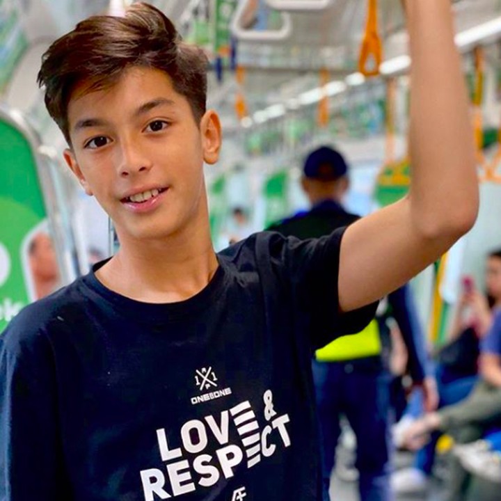 <p>Sama seperti anak laki-laki pada umumnya, Eddy Meijer juga gemar olahraga, Bunda. Bahkan, Maudy Koesnaedi dan Erik Meijer rela menemani putranya menyaksikan langsung pertandingan di sirkuit balap, ataupun stadion sepakbola. (Foto: Instagram @maudykoesnaedi)</p>