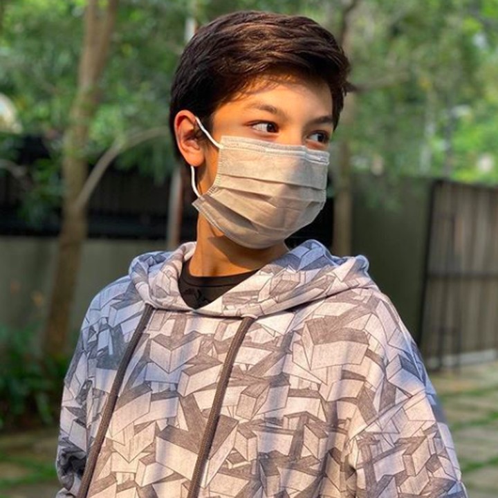 <p>Nah, pakai masker saja masih kelihatan ganteng ya. <em>He he he...</em> Ini waktu Eddy mau pergi sama bundanya. Karena harus menjaga jarak, Maudy menyetir mobil dan Eddy duduk di kursi belakang. (Foto: Instagram @eddy_mm)</p>