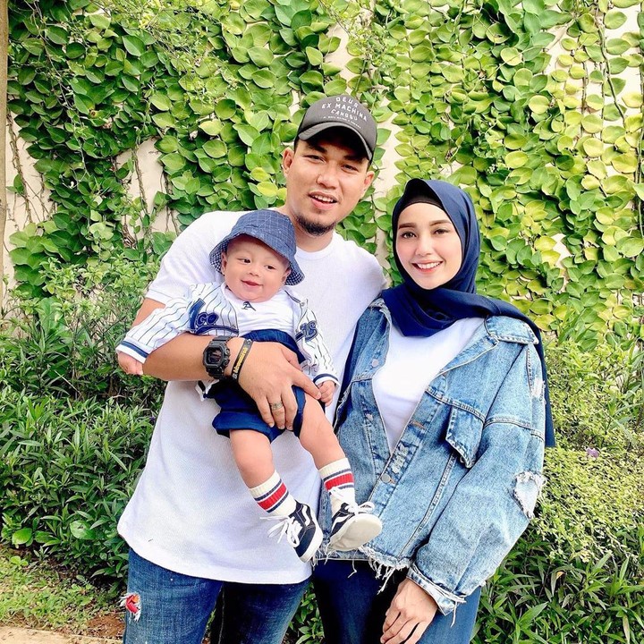 <p>Pada bulan Agustus 2019, Rizal Armada dan Monica Imas dikaruniai anak pertama. Seorang bayi laki-laki yang diberi nama Ghanie Al Fatih Putra Pradana. (Foto: Instagram @rizalarmada)</p>