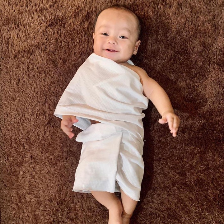 <p>Beberapa kali dalam feed Instagram-nya, Monica Imas juga mengunggah foto Ghanie mengenakan kostum. Kalau yang ini Ghanie sedang memakai ihram. Lucu banget ya, Bunda? (Foto: Instagram @monica_imas)</p>