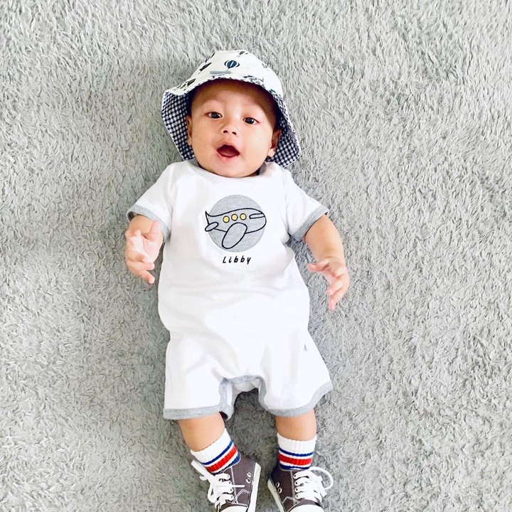 <p>Ghanie dan OOTD-nya (outfit of the day). Pakai bucket hat yang kekinian berwarna putih, senada dengan warna baju onesie-nya. (Foto: Instagram @monica_imas)</p>