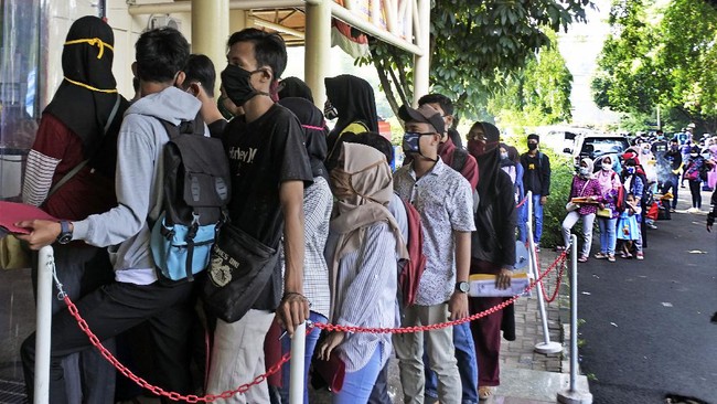 Menkeu Sri Mulyani menyatakan 3/4 pekerja lebih yang berhenti akibat virus corona kini sudah bekerja kembali. Ini menunjukkan sektor ketenagakerjaan pulih. 