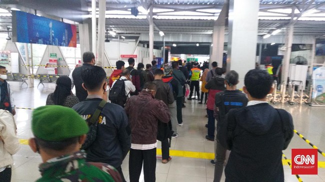 Antrean penumpang KRL Commuter Line di Stasiun Bogor masih terjadi pada Selasa (9/6). Aparat TNI dan Satpol PP diterjunkan.