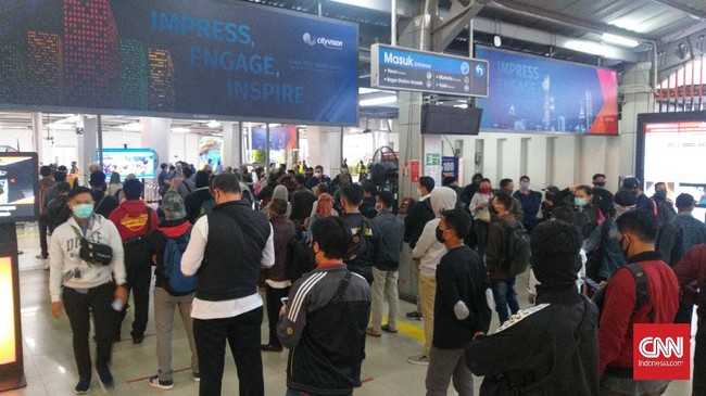 Antrean penumpang KRL Commuter Line di Stasiun Bogor masih terjadi pada Selasa (9/6). Aparat TNI dan Satpol PP diterjunkan.