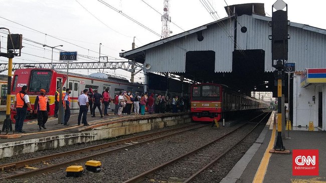 Antrean penumpang KRL Commuter Line masih terjadi di Stasiun Bogor pada Selasa (9/6) pagi. Ribuan penumpang menunggu giliran untuk masuk ke peron stasiun.