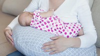 7 Cara Menyendawakan Bayi Usai Menyusu, Gendong dan Ubah Posisinya