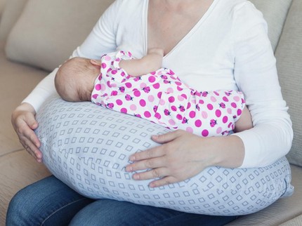 7 Cara Menyendawakan Bayi Usai Menyusu, Gendong dan Ubah Posisinya