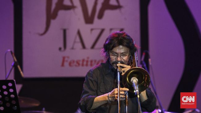 Penampilan musisi senior Benny Likumahuwa menghibur penontor pada hari ketiga pagelaran musik 