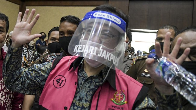 Kejagung menetapkan pengusaha Benny Tjokro sebagai tersangka kasus Asabri usai diketahui mengendalikan investasinya sejak 2012.