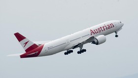 Pesawat Austrian Airlines Bolong usai Diterjang Hujan Es