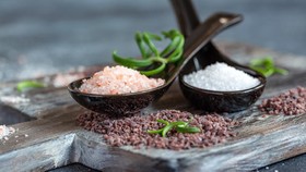 Beda Mandi dengan Garam Epsom dan Himalaya, Mana yang Lebih Baik?
