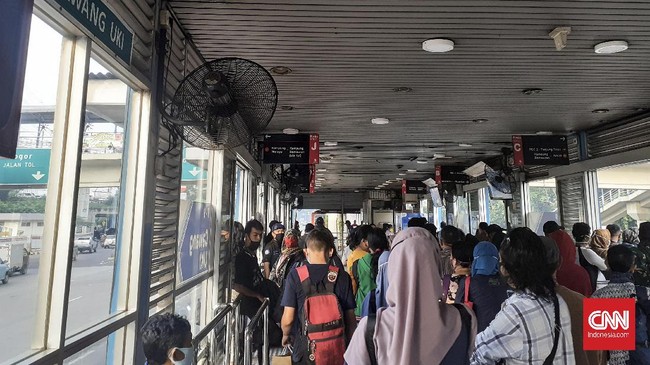 Halte ini merupakan pengganti dari Halte Glodok yang terdampak pembangunan Mass Rappid Transit atau Moda Raya Terpadu (MRT) Jakarta.