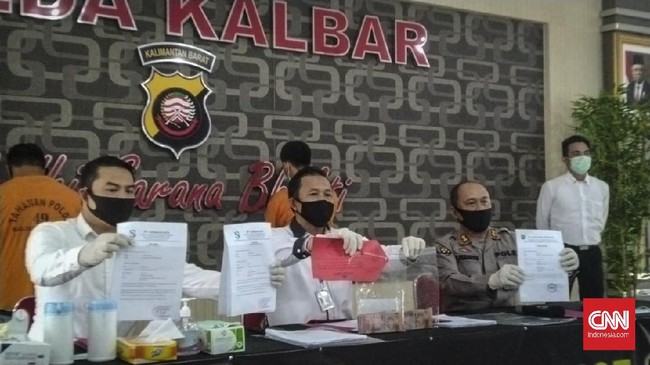 Polda Kalbar mengungkap kasus pemalsuan surat perjalanan untuk bisa bertransportasi dalam masa pandemi Covid