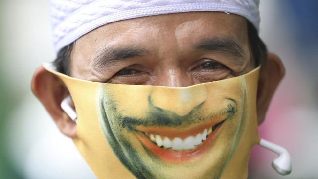 Merujuk pada Perwali Nomor 43 Tahun 2020, setiap pelanggar di masa Adaptasi Kebiasaan Baru (AKB) termasuk tak memakai masker di Bandung akan didenda Rp100.000.