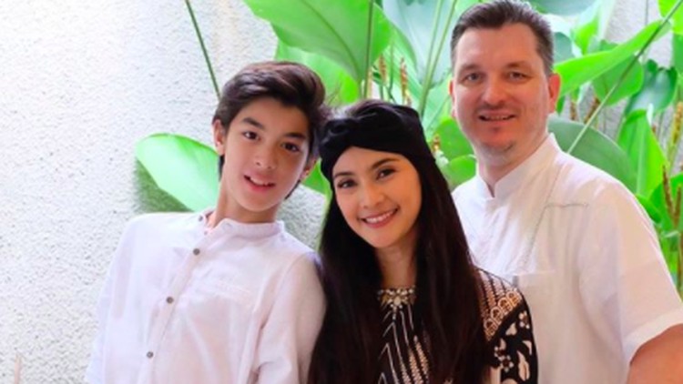 Maudy Koesnaedi bersama suami dan anak Maudy Koesnaedi bersama suami dan anak