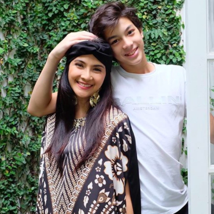 <p>Ya, meskipun putranya sudah remaja, Maudy Koesnaedi masih menganggapnya anak kecil. Padahal, tingginya sudah melebihi sang bunda lho. (Foto: Instagram @maudykoesnaedi)</p>