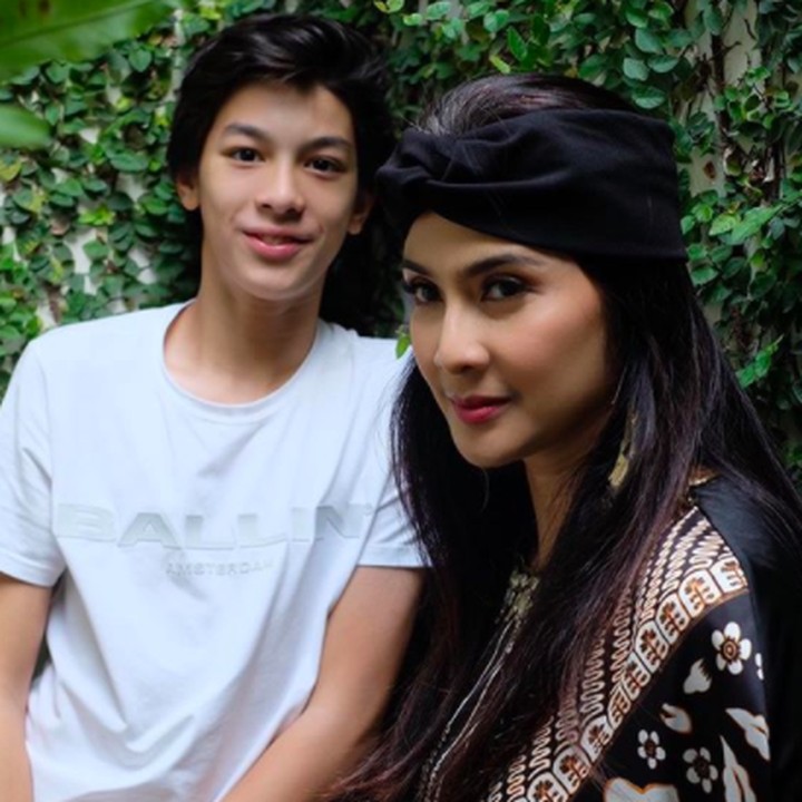 <p>Kalau punya wajah tampan gini, Eddy bakal jadi artis juga enggak ya kayak bunda Maudy Koesnaedi? (Foto: Instagram @maudykoesnaedi)</p>