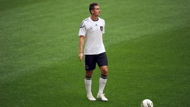 Miroslav Klose, striker of the German national football team, attends a training session on October 6, 2011 in Istanbul, Turkey, on the eve of the Euro 2012 qualifying match Germany vs. Turkey. AFP PHOTO / PATRIK STOLLARZ (Photo by PATRIK STOLLARZ / AFP)