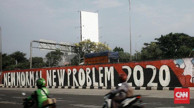 Pengendara melintasi mural bertema 'New Normal New Problem' di kawasan Tanjung Barat, Jakarta, Selasa (9/6/2020). Mural itu pesan menyambut era tatanan kehidupan baru ketika setiap orang harus mengedepankan protokol kesehatan saat berkegiatan di tengah pandemi COVID-19. CNN Indonesia/Andry Novelino