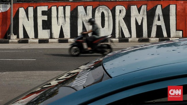 Pengendara melintasi mural bertema 'New Normal New Problem' di kawasan Tanjung Barat, Jakarta, Selasa (9/6/2020). Mural itu pesan menyambut era tatanan kehidupan baru ketika setiap orang harus mengedepankan protokol kesehatan saat berkegiatan di tengah pandemi COVID-19. CNN Indonesia/Andry Novelino