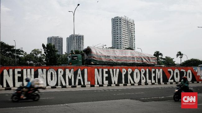 mural New Normal New Problem Pengendara melintasi mural bertema 'New Normal New Problem' di kawasan Tanjung Barat, Jakarta, Selasa (9/6/2020). Mural itu pesan menyambut era tatanan kehidupan baru ketika setiap orang harus mengedepankan protokol kesehatan saat berkegiatan di tengah pandemi COVID-19. CNN Indonesia/Andry Novelino