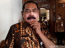 Cerita FX Rudy, Banyak Cewek yang Minta Masker Kumisnya