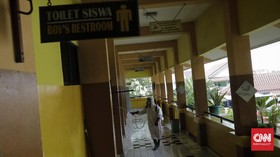 FOTO: Penyemprotan Disinfektan di Sekolah Jelang New Normal