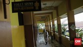 Penyemprotan Disinfektan di Sekolah Anggota Palang Merah Indonesia menyemprotkan desinfektan dalam upaya menahan penyebaran virus corona di dalam ruang kelas di SMPN 139 dan SDN Malaka Jaya 04 Pagi. Jakarta, Selasa, 9 Juni 2020. (CNN Indonesia/ Adhi Wicaksono)
