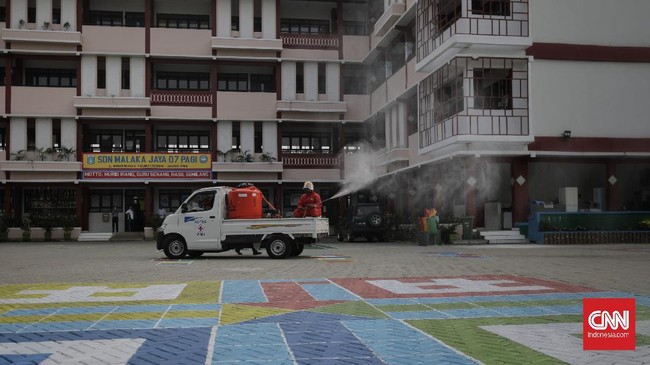 FOTO: Penyemprotan Disinfektan di Sekolah Jelang New Normal
