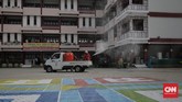Penyemprotan Disinfektan di Sekolah Anggota Palang Merah Indonesia menyemprotkan desinfektan dalam upaya menahan penyebaran virus corona di dalam ruang kelas di SMPN 139 dan SDN Malaka Jaya 04 Pagi. Jakarta, Selasa, 9 Juni 2020. (CNN Indonesia/ Adhi Wicaksono)