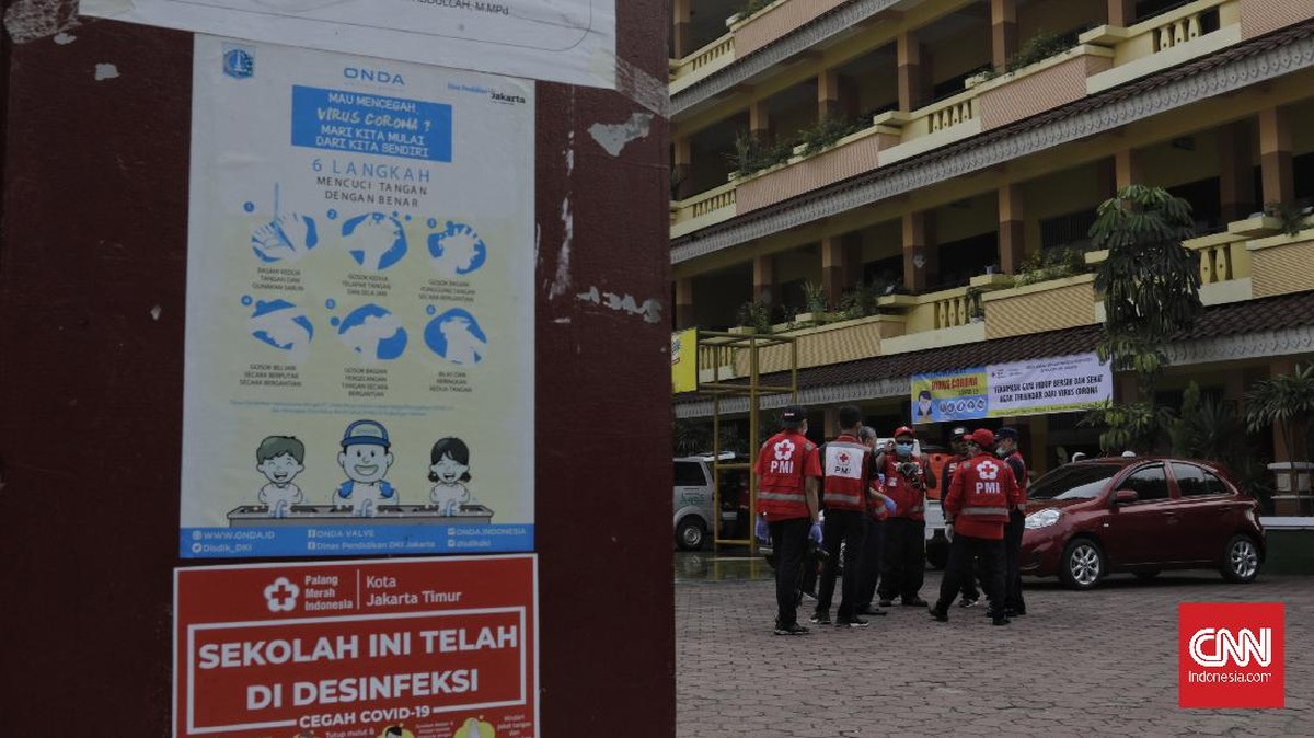 FOTO: Penyemprotan Disinfektan di Sekolah Jelang New Normal