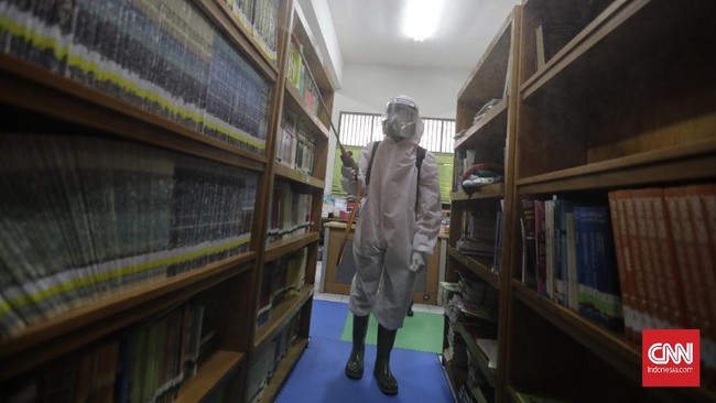 Gedung Dinkes DKI ditutup sebagian usai ada temuan kasus Covid-19, sementara Gedung G Balai Kota DKI menjalani penyemprotan disinfektan.