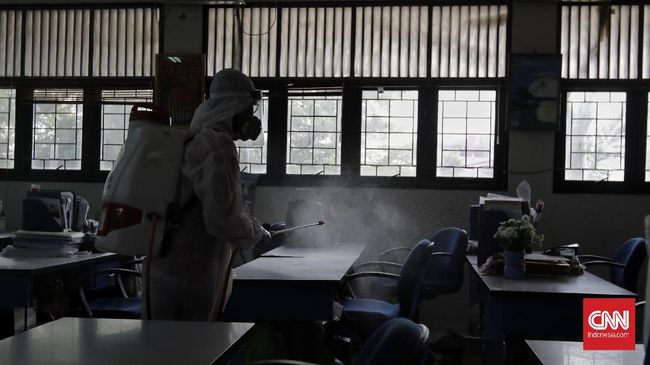 Seorang guru nekat mengajar di kelas, sehingga membuat 18 orang positif terinfeksi virus corona. Kini sekolah ditutup kembali.