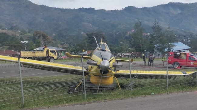 Peswat Pelita Air tergelincir di Bandara Karubaga, Kabupaten Tolikara, Papua, Selasa (9/6) sekitar pukul 09.15 WIT.