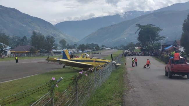 Aparat kepolisian berhasil membuka akses Bandara Yalimo, Papua usai diblokir massa yang protes putusan MK terkait Pilkada Kabupaten Yalimo 2020.