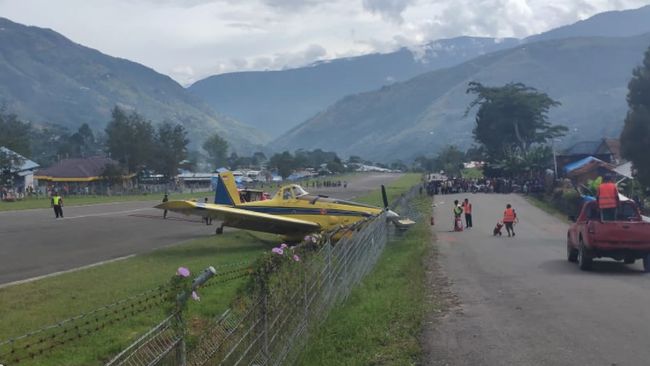 Polisi Buka Akses Bandara Yalimo Papua Usai Diblokir Massa Aparat kepolisian berhasil membuka akses Bandara Yalimo, Papua usai diblokir massa yang protes putusan MK terkait Pilkada Kabupaten Yalimo 2020.