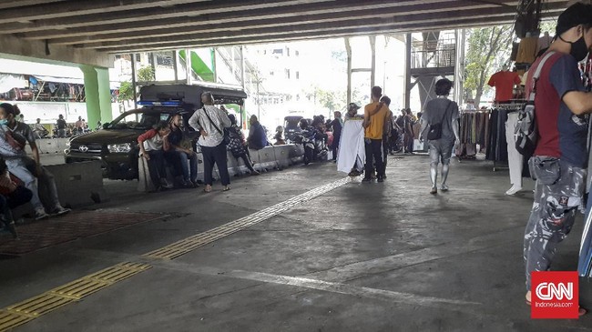 Puluhan Pedagang Kaki Lima (PKL) di depan Blok G Pasar Tanah Abang, Jakarta Pusat terlihat tetap menggelar lapak dagangannya, padahal seharusnya hal tersebut belum resmi diperbolehkan.