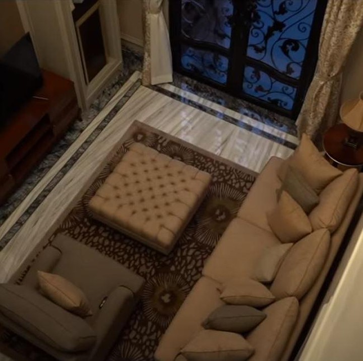 <p>Ini ruang khusus untuk keluarga atau kerabat yang bertamu. Hanya saja ruangan ini belum beres 100 persen. Ruangan ini sengaja dipisah dengan ruang tamu agar privacy-nya lebih terasa. (Foto: YouTube Boy William)</p>