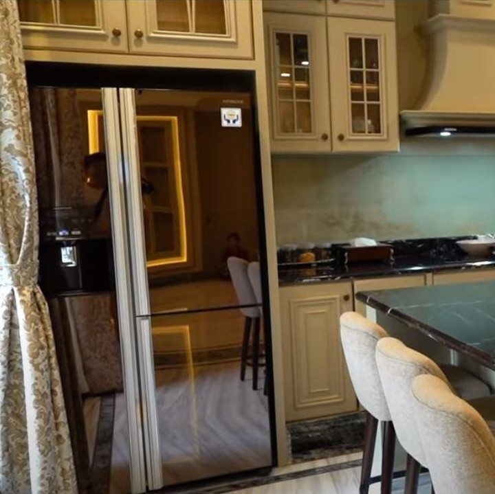 <p>Bagian dapur ini adalah ruangan favorit Prilly. Sengaja di desain dengan tema vintage agar terasa seperti di Paris. (Foto: YouTube Boy William)</p>