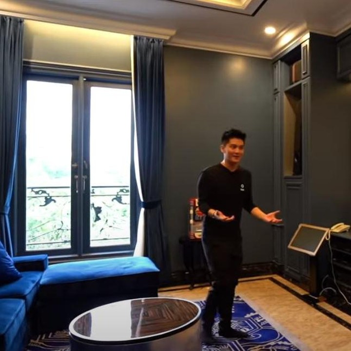 <p>Rumahnya juga dilengkapi dengan ruang multimedia, Bunda. Yang bisa digunakan untuk nonton bahkan karaokean. (Foto: YouTube Boy William)</p>