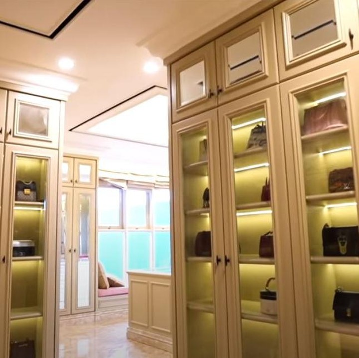 <p>Area kamar Prilly juga dilengkapi dengan lemari besar untuk menyimpan tas maupun sepatu dan berbagai perhiasannya. (Foto: YouTube Boy William)</p>